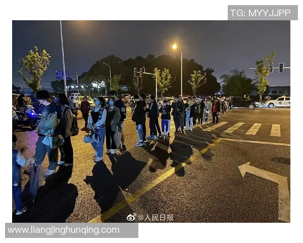 足球巨星突遭噩耗全城悲痛球迷泪洒绿茵寄托无尽哀思