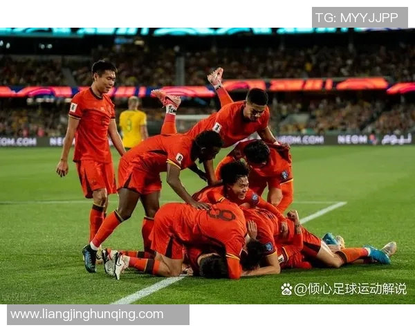 足球明星激情时刻：握拳庆祝彰显斗志与胜利的力量