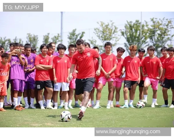 足球球星俱乐部宿舍揭秘：生活点滴与职业心态的完美融合